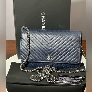 Chanel Chevron Navy Rare small bag/wallet on chain in EUC